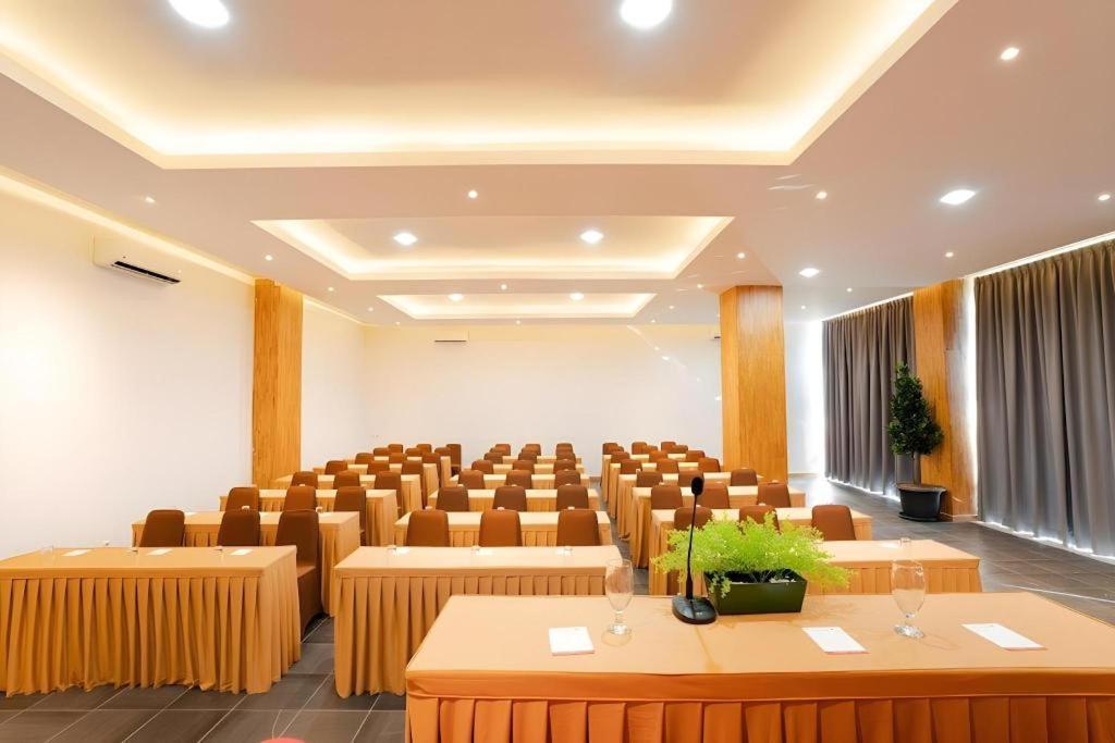 The Crew Hotel Kualanamu International Airport Medan Bagian luar foto