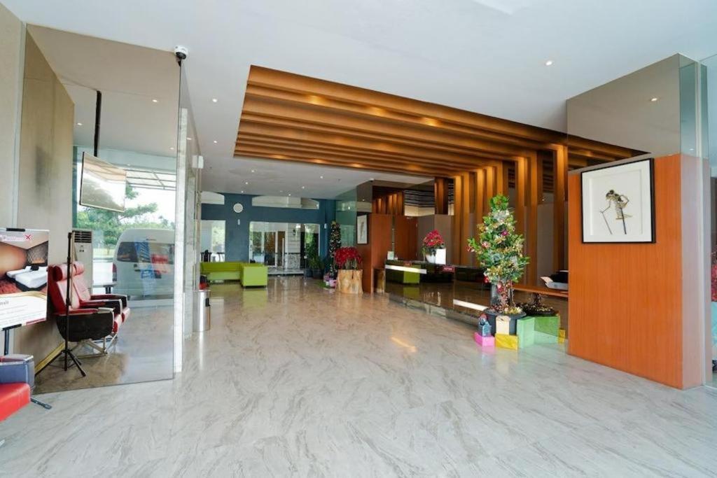 The Crew Hotel Kualanamu International Airport Medan Bagian luar foto